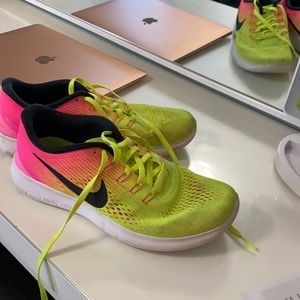 NIKE RUNNING SHOES